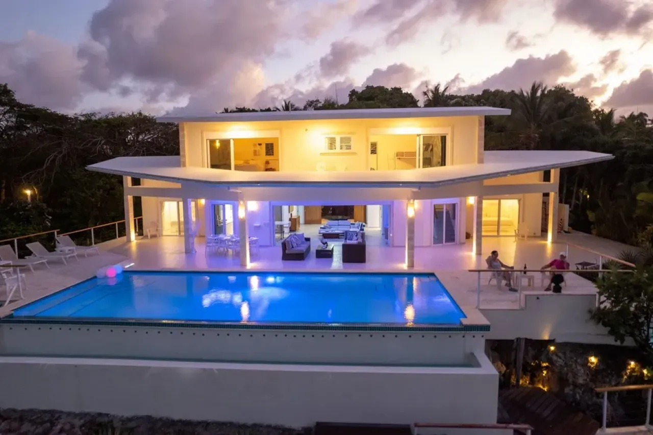 Magnificent beachfront villa photo 3