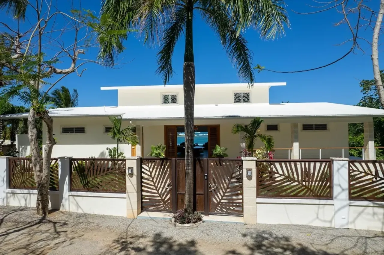 Magnificent beachfront villa