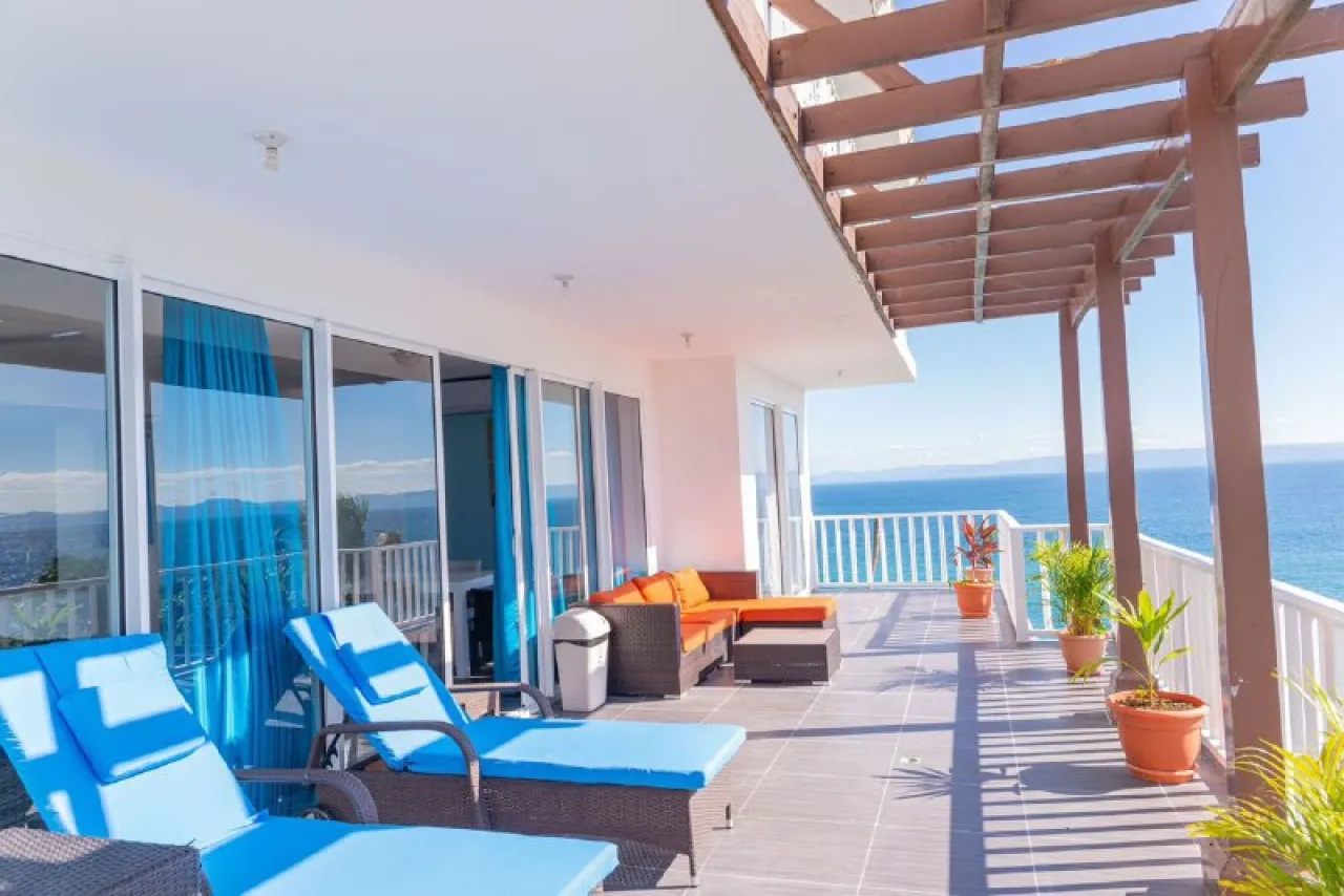 Apartment with incredible sea views and beachfront location