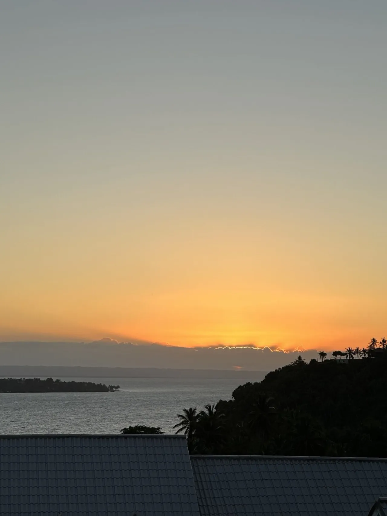 Apartment with incredible sea views and beachfront location
