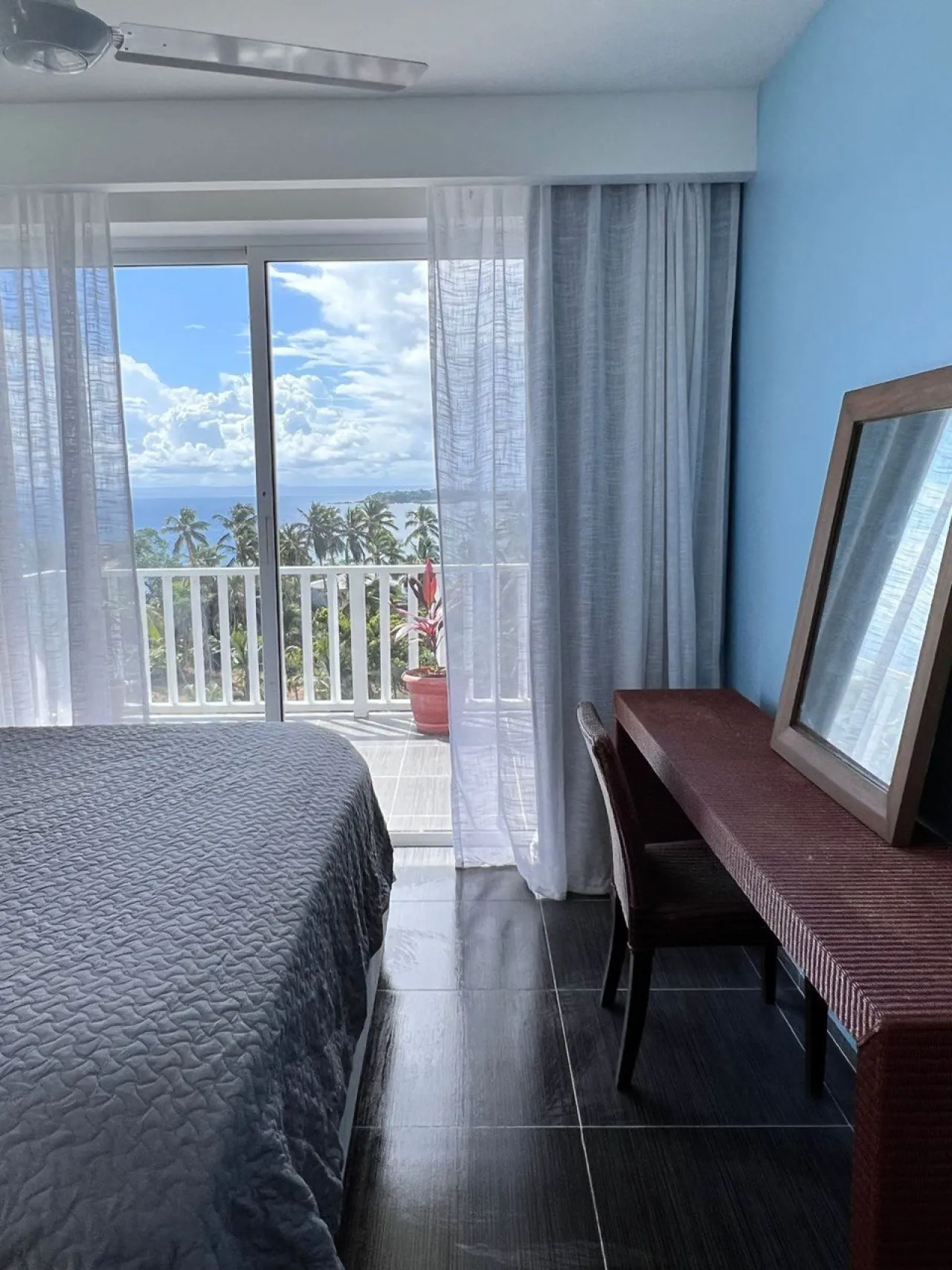 Apartment with incredible sea views and beachfront location
