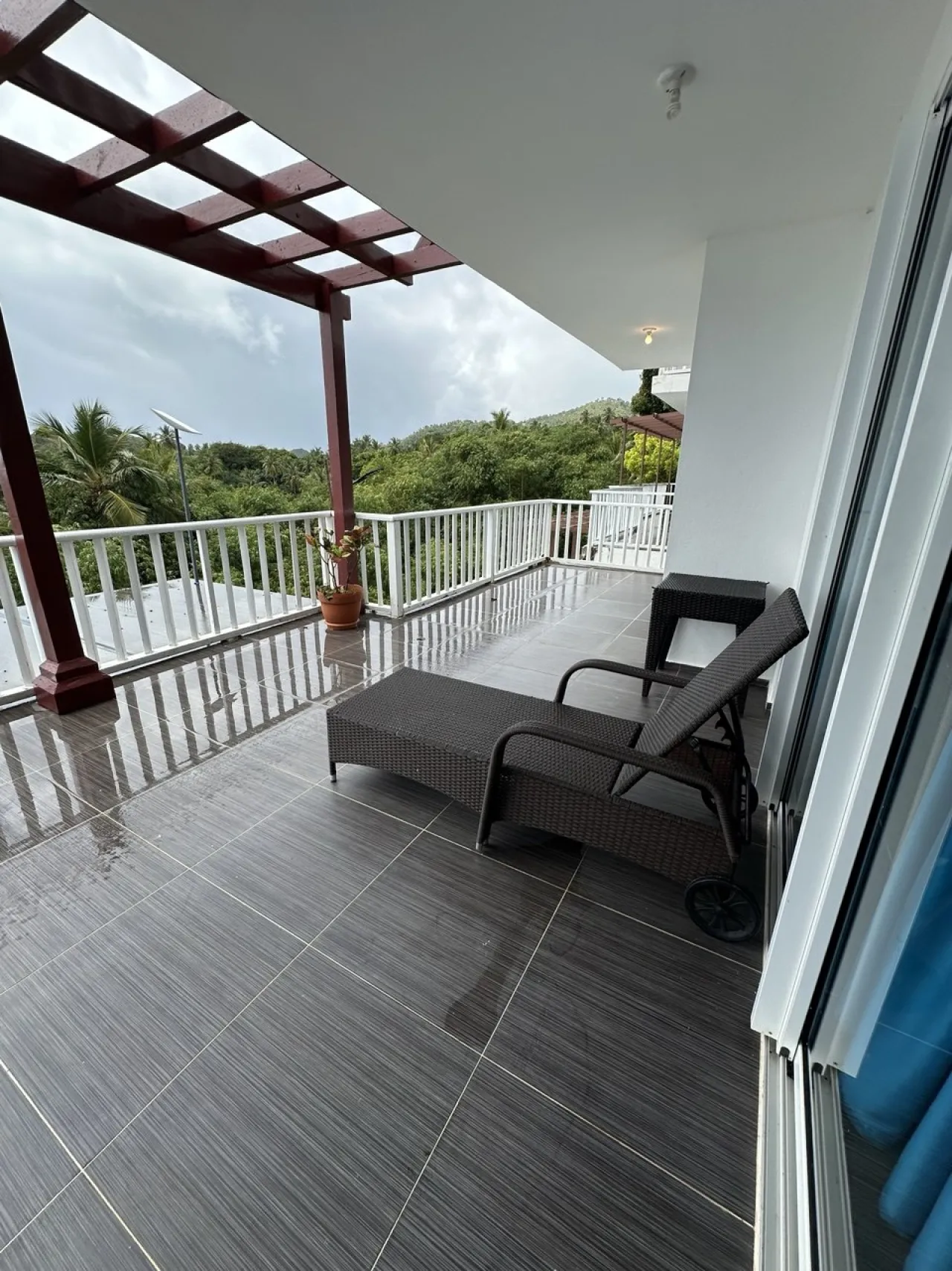 Apartment with incredible sea views and beachfront location