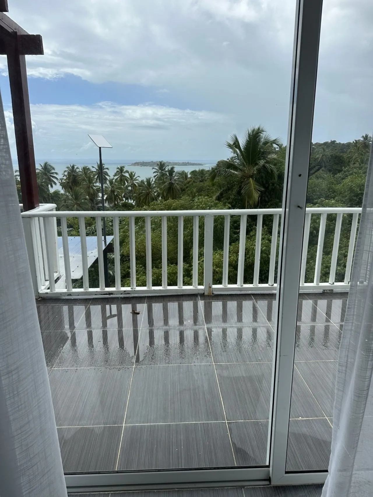 Apartment with incredible sea views and beachfront location