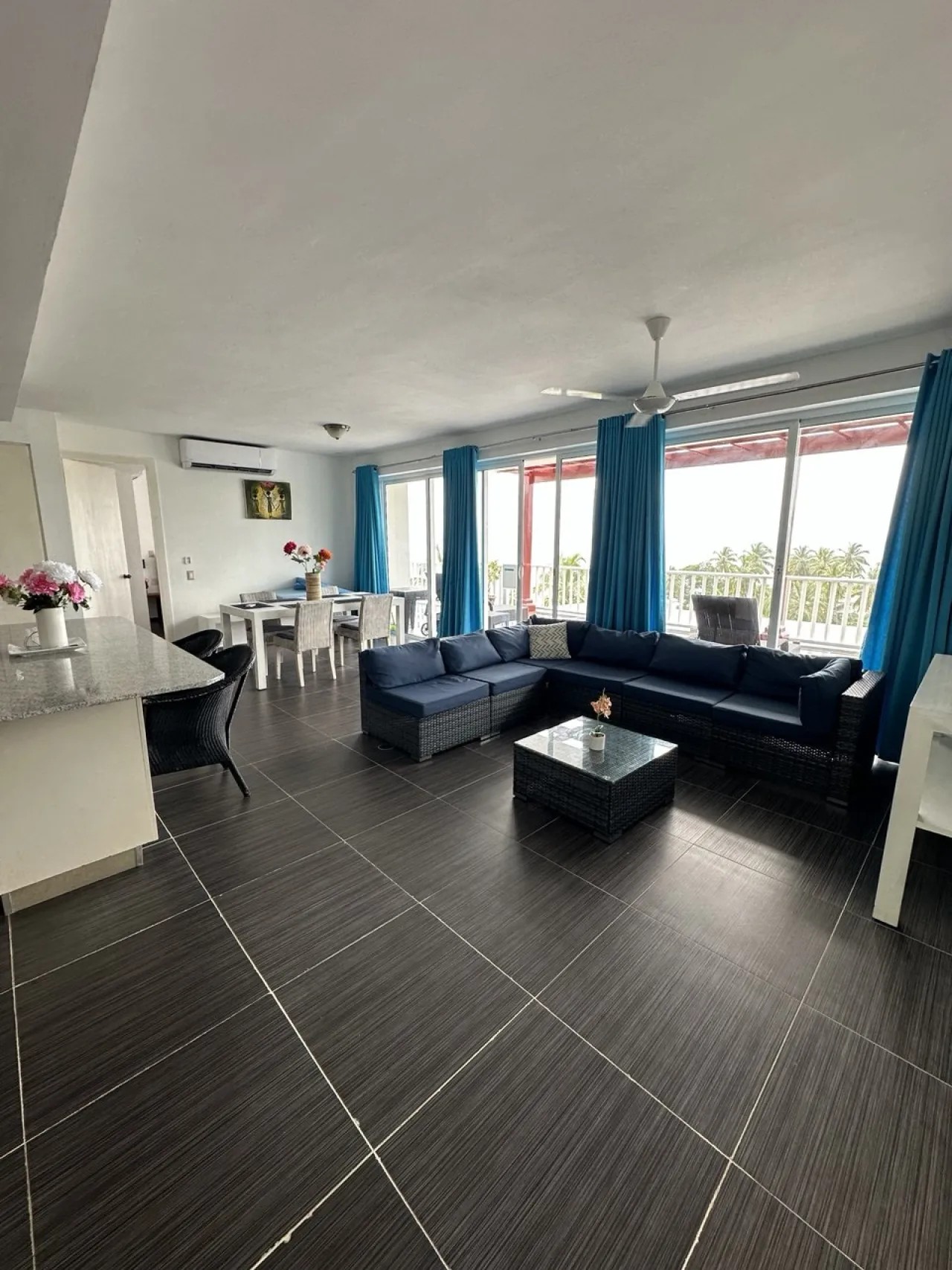 Apartment with incredible sea views and beachfront location