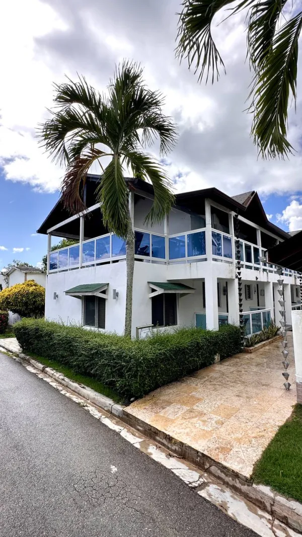 Charming townhouse in a very green residence in Samaná