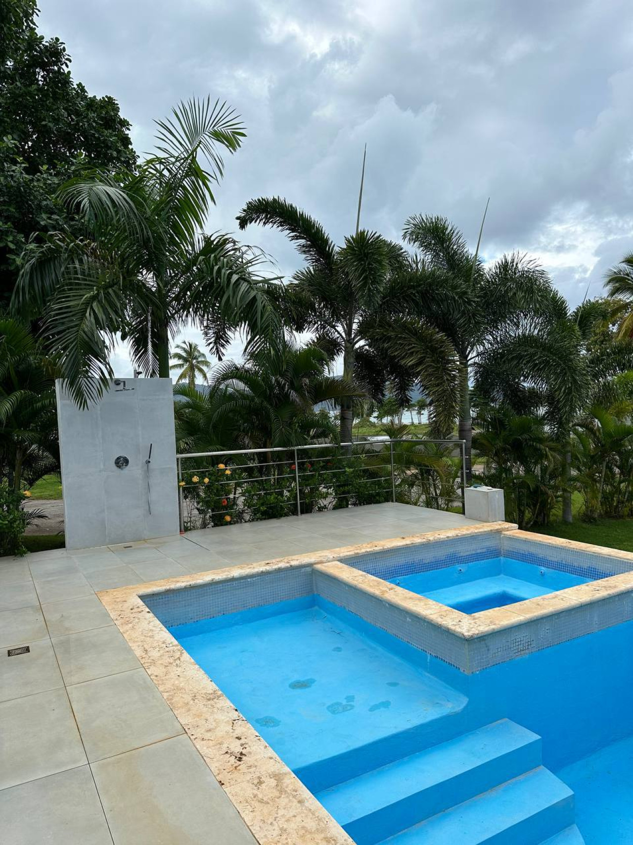 Spacious villa on the ocean