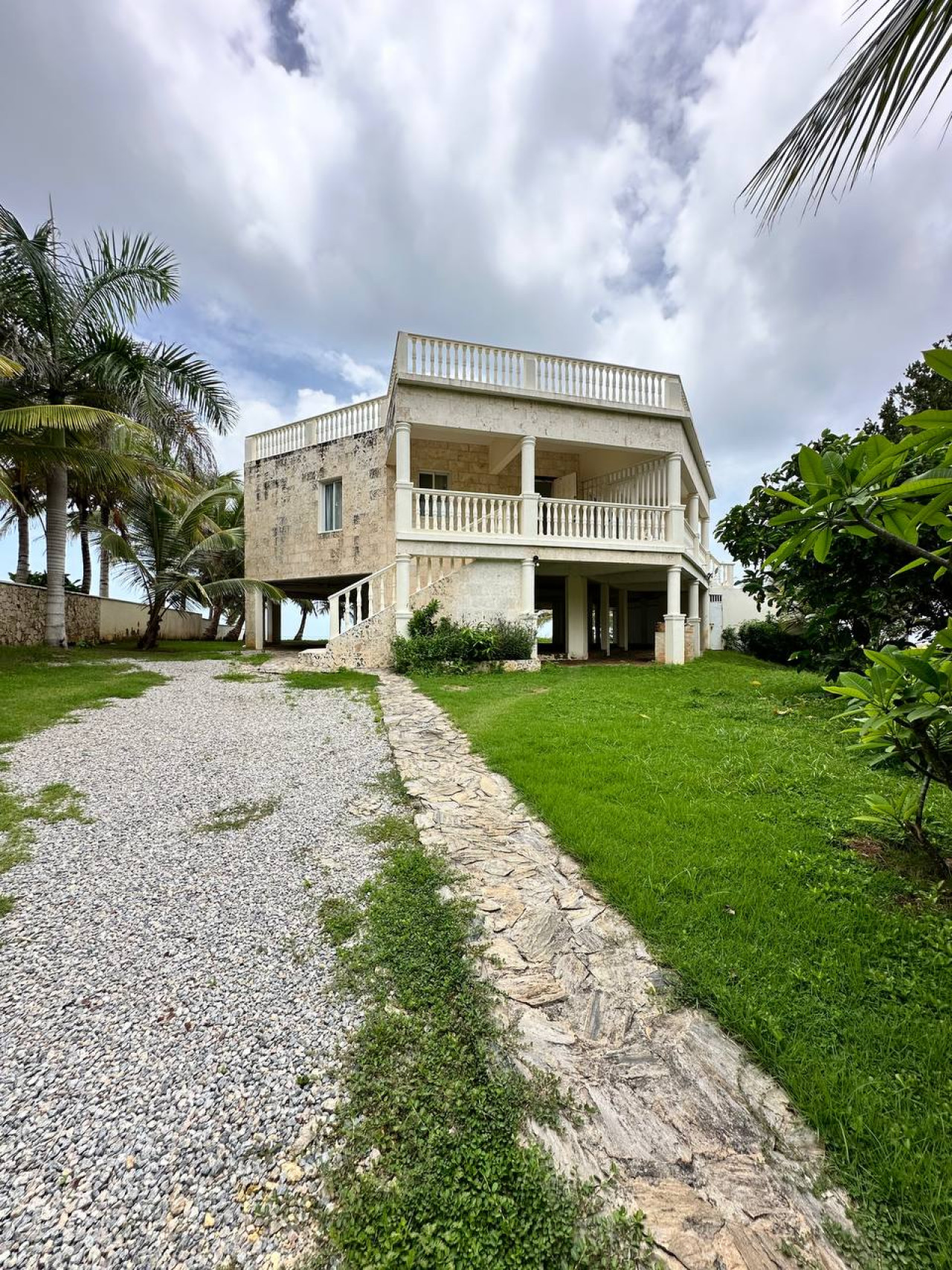Original villa with fantastic sea views on the first line