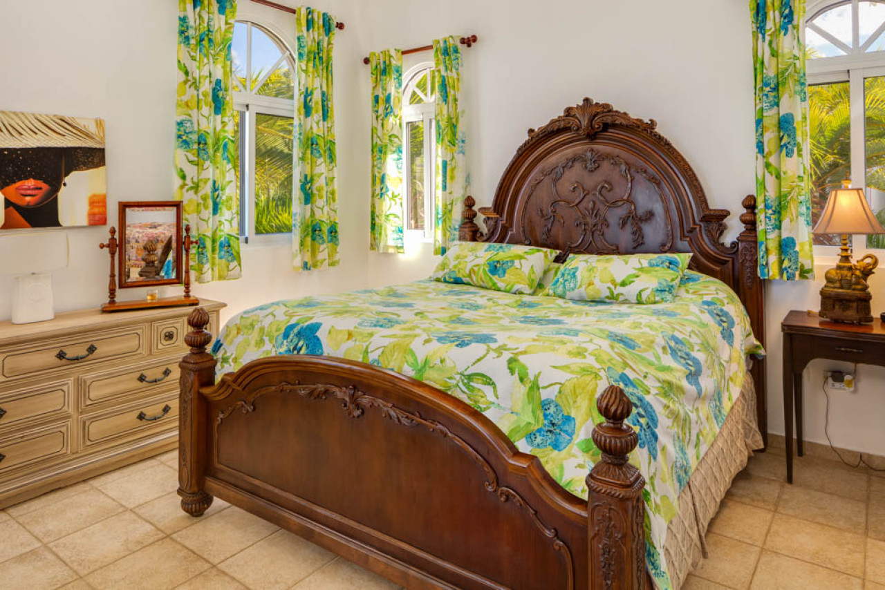 Exquisite Oceanfront Victorian Villa in Gated Community with Spectacular Views