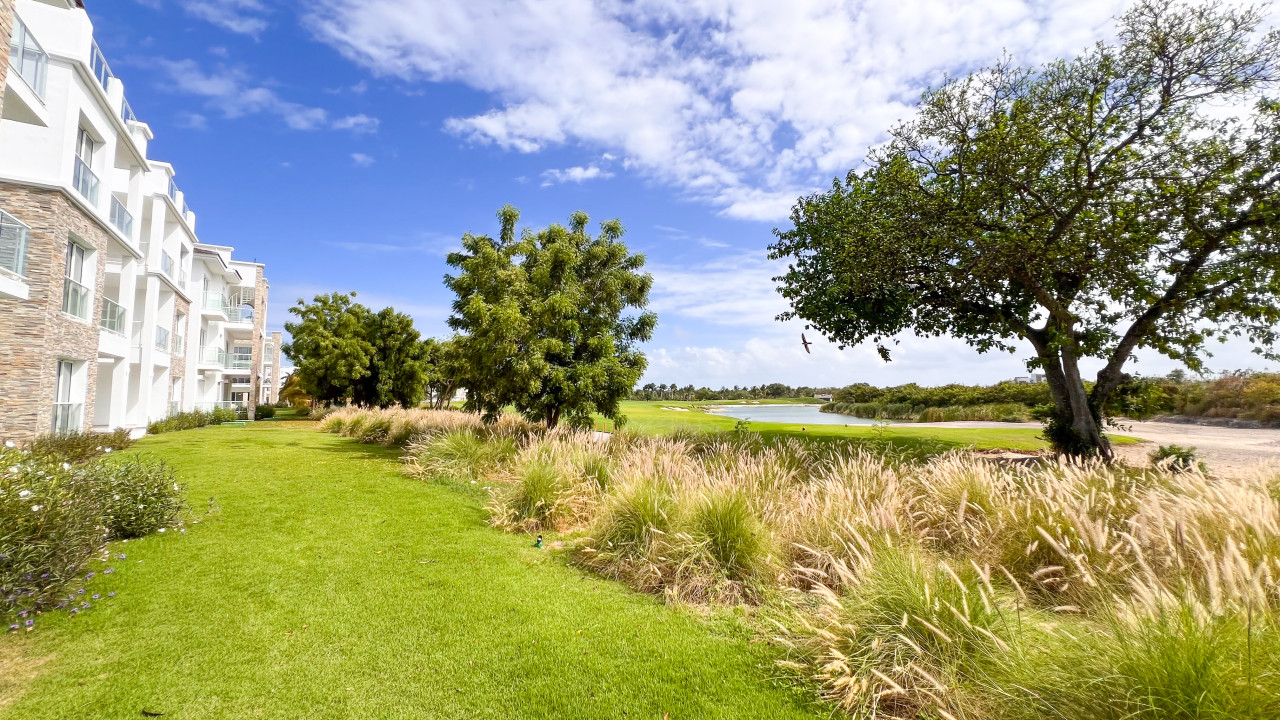 🌴 Luxurious 2-Bedroom Condo with Stunning Golf Course Views - Fully Furnished!